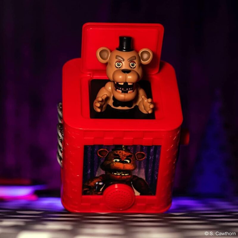 five-nights-at-freddys-scare-in-a-box-front-open.jpg